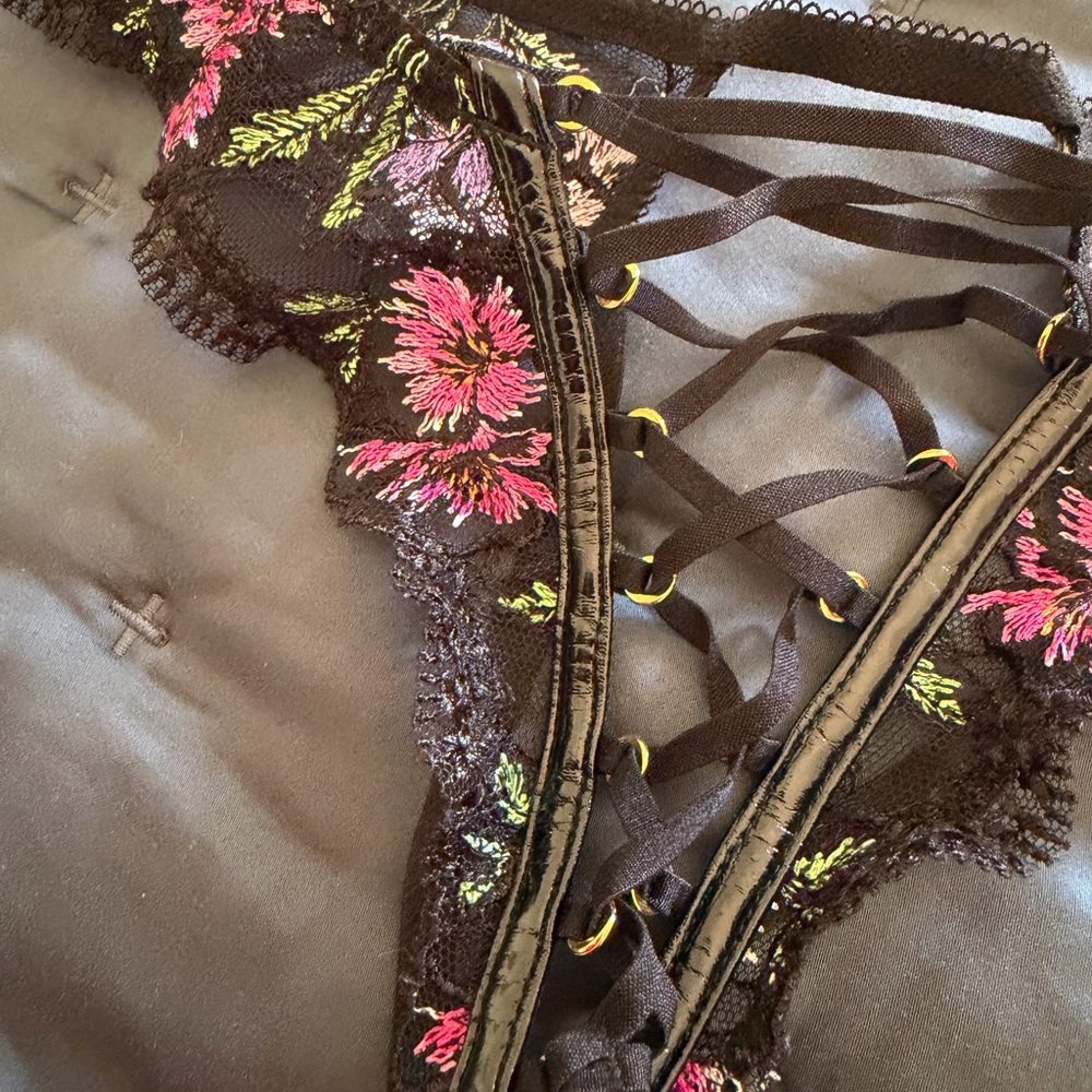 Victoria's Secret crotchless, sexy vintage Black Floral Lace-Up Panties - Picture 6 of 6